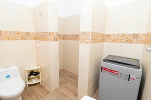 Et badeværelse på Luxury 1BR Oasis Paraiso Residence Bayahibe + 14 billeder