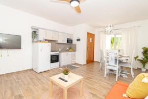 Køkken eller tekøkken på Luxury 1BR Oasis Paraiso Residence Bayahibe