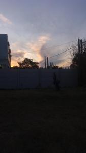 una recinzione in un cortile con un tramonto sullo sfondo di Casa en costa de oro Uruguay a Neptunia