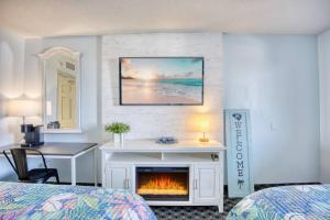 Postel nebo postele na pokoji v ubytování Camelot by the Sea Oceanfront Resort 1504 with Balcony + 49 fotografií