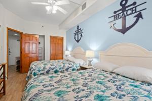 - une chambre avec 2 lits et un panneau mural dans l'établissement Beach Cove Resort Oceanfront Unit 314 with Balcony, à Myrtle Beach 43 autres photos