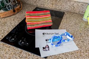 une serviette et une boîte sur un comptoir dans l'établissement Beach Cove Resort Oceanfront Unit 314 with Balcony, à Myrtle Beach