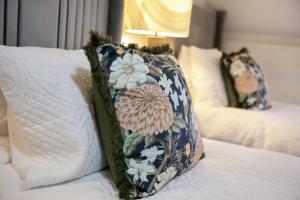 ein Kissen auf dem Bett in der Unterkunft Rooemah Lodge - Grampian Lettings in Caskieben + 21 Fotos