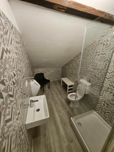 ein Badezimmer mit Waschbecken, Toilette und Dusche in der Unterkunft Hostel P16 in Zagreb