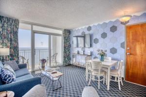 Posezení v ubytování Camelot by the Sea Resort Unit 1505 with Oceanfront Balcony