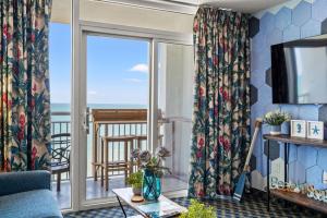 TV a/nebo společenská místnost v ubytování Camelot by the Sea Resort Unit 1505 with Oceanfront Balcony