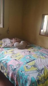 un bambino sdraiato su un letto in una camera da letto di Casa en costa de oro Uruguay a Neptunia