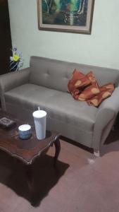 un soggiorno con divano e tavolo con candela di Casa en costa de oro Uruguay a Neptunia