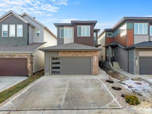 Luxe Retreat with Gym, Ping Pong, King Bed, Near WEM في إيدمونتون: منزل امامه كراج