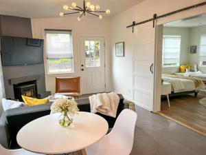 Ένα ή περισσότερα κρεβάτια σε δωμάτιο στο Hot Tub Bright Modern steps to downtown +32 φωτογραφίες