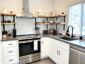 Η κουζίνα ή μικρή κουζίνα στο Hot Tub Bright Modern steps to downtown