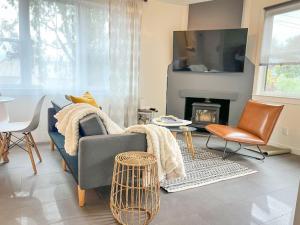 Χώρος καθιστικού στο Hot Tub Bright Modern steps to downtown