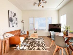 Μια τηλεόραση ή/και κέντρο ψυχαγωγίας στο Cool and Classy Steps to Downtown