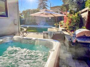 Πισίνα στο ή κοντά στο Hot Tub Bright Modern steps to downtown