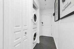 una lavanderia con due lavatrici e asciugatrici di Pristine Parc Avenue Pad With Parking a Montréal