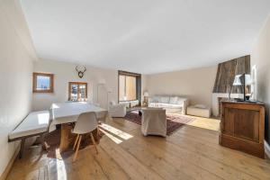 萨梅丹3 camere Antico Fienile nel centro di Samedan的一间带桌子的餐厅和一间客厅