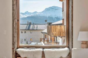 萨梅丹3 camere Antico Fienile nel centro di Samedan的享有白雪 ⁇ 山景的大窗户 更多32张照片