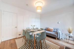 a living room with a table and chairs and a couch at Westfield Town-House Free Parking, Secure Garden in Caversham +30 photos