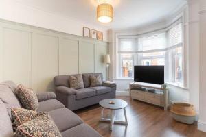 a living room with a couch and a tv at Westfield Town-House Free Parking, Secure Garden in Caversham