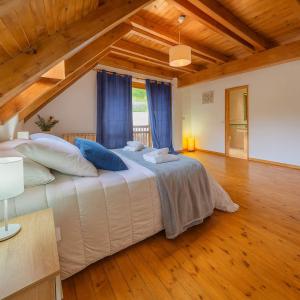 En eller flere senge i et værelse på Vielha Premium Duplex Mountain Views Sleeps 6