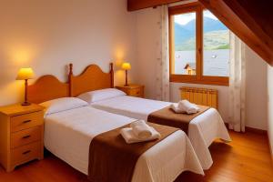 En eller flere senge i et værelse på Vielha Premium Duplex Mountain Views Sleeps 6 + 3 billeder