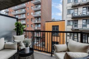 En balkon eller terrasse på Impeccable Parc Avenue Pad With Parking