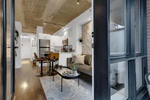 Køkken eller tekøkken på Impeccable Parc Avenue Pad With Parking