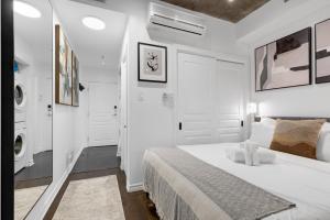 En eller flere senge i et værelse på Impeccable Parc Avenue Pad With Parking