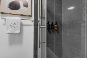 Et badeværelse på Impeccable Parc Avenue Pad With Parking + 19 billeder