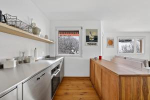 Η κουζίνα ή μικρή κουζίνα στο Emotional House in St Moritz Cresta BoB