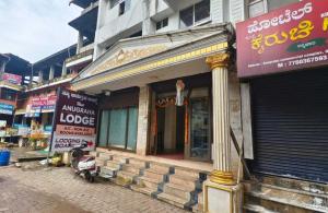 budynek przy ulicy miejskiej z sklepem w obiekcie Hotel O New anugraha deluxe w mieście Kulurkudrū +5 zdjęć