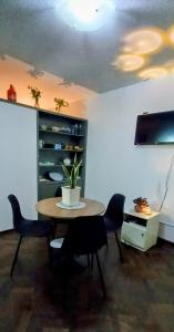 een eetkamer met een tafel en stoelen met een plant erop bij El Valtodano de Nueva Córdoba in La Porteña