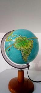 een glazen bol van de wereld op een houten standaard bij El Valtodano de Nueva Córdoba in La Porteña +28 foto's