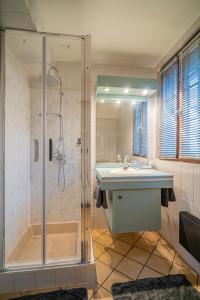 Et badeværelse på Maison de Groupe - Salle de Jeux, Cuisine, salle à manger et Salon ouverts + 16 billeder