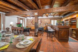 En restaurant eller et andet spisested på Maison de Groupe - Salle de Jeux, Cuisine, salle à manger et Salon ouverts