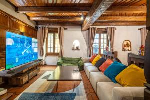 Et tv og/eller underholdning på Maison de Groupe - Salle de Jeux, Cuisine, salle à manger et Salon ouverts