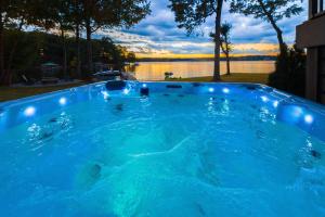 Bazén v ubytování Channel Marker nebo v jeho okolí