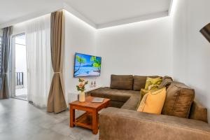 una sala de estar con un sofá y una mesa en Goudhaen Luxury Private apartments Jan Thiel Beach, en Jan Thiel