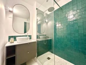 Ένα μπάνιο στο Le Feudon - Grand 2 pièces avec balcon et parking privé +25 φωτογραφίες