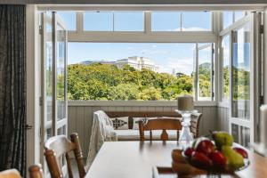 Μπαλκόνι ή βεράντα στο The Birdwood Villa by Homello Luxury Home with Views and steps to Parnell Village