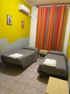 CrevalcoreLa Locanda Del Re的一间有两张床的房间