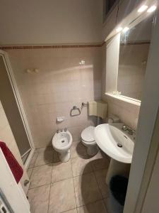 CrevalcoreLa Locanda Del Re的带马桶和水槽的浴室