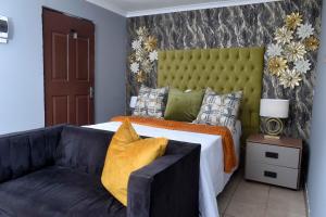 En eller flere senge i et værelse på Hlurile Lodge