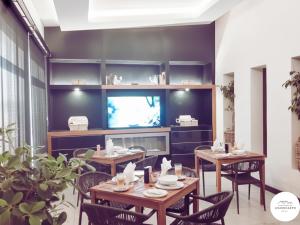 ケープタウンにあるAdamsgarth Guesthouse Hout Bayのテーブルと椅子とテレビのあるダイニングルーム