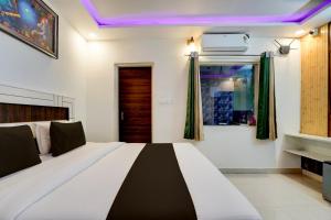 Voodi või voodid majutusasutuse Collection O Uttaranchal University Premnagar toas +23 fotot