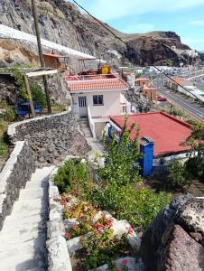 a view of a town with a mountain at Apartamento Puerto Estaca 1 in Valverde