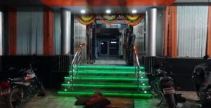 布巴内什瓦尔Hotel PVR inn Bhubaneswar- Near railway station with Premium facility#Top Rated Hotel Inn Bhubaneswar的房间里有一组绿色的楼梯，旁边还有一个舞台。