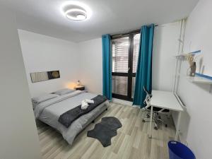 Кровать или кровати в номере Chambre Parisienne - Proche RER & 20 min Paris