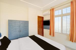 Giường trong phòng chung tại Hotel O Vemulawada Temple Formerly Kamakshi Bliss