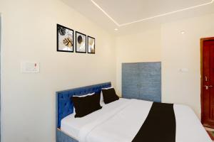 Giường trong phòng chung tại Hotel O Vemulawada Temple Formerly Kamakshi Bliss +23 ảnh